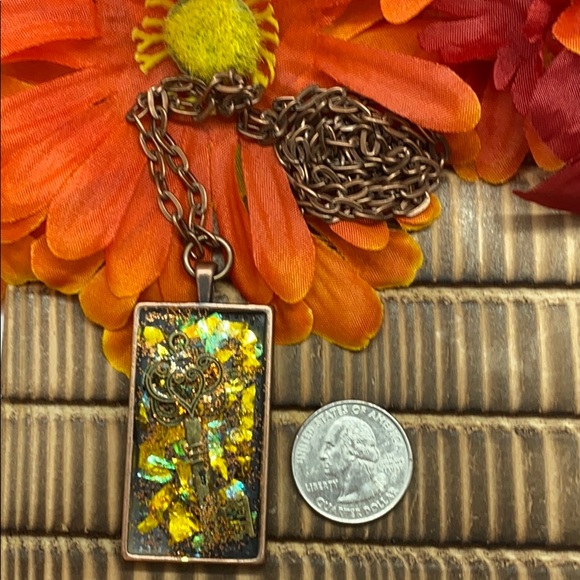 Hand poured resin necklace - Picture 2 of 7